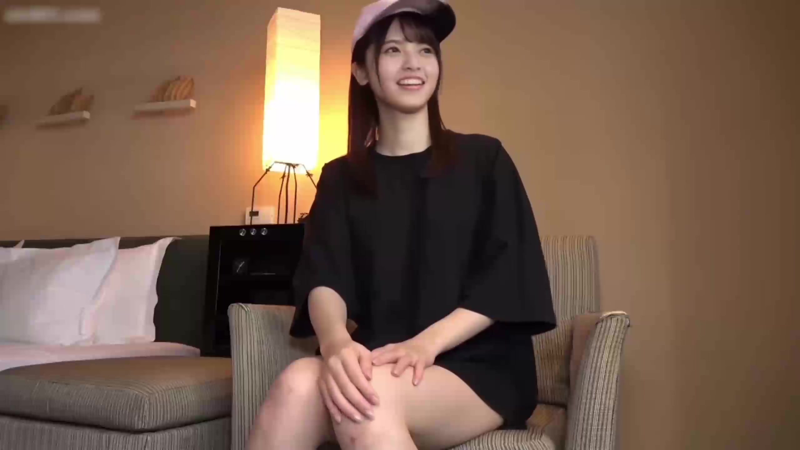 AI换脸 斋藤飞鸟 清纯女大学生第一次下海拍摄紧张的盯着摄像机